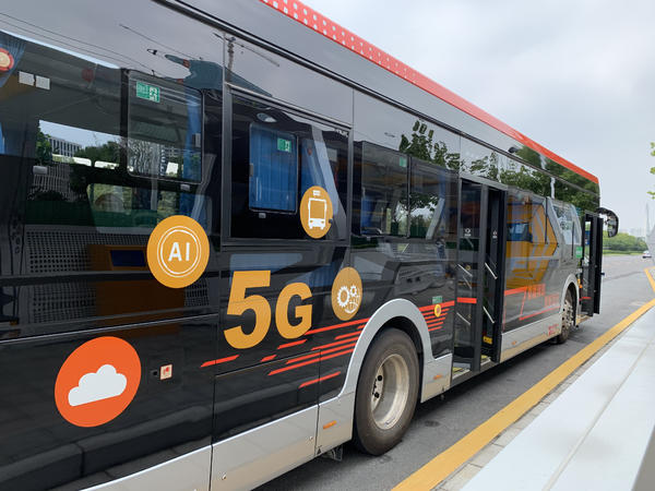 自动驾驶|郑州自动驾驶公交来了！红灯自动“让道”，市民可免费试乘